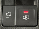 【電動パーキングブレーキ】パーキングブレーキは便利な電動式!ボタン一つで操作でき、アクセルを踏めば自動で解除されます♪レバーやペダルが無いので運転席廻りもすっきりしますね♪