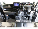 ドライバーを包み込むように、ディスプレーやスイッチ、コンソールを配置。座った瞬間から運転への期待が!空間そのものの心地よさにこだわっています。