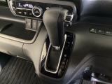 CVT車のセレクトレバーです。低速から高速まで、変速ショックのないスムーズな走りを実現するとともに、エンジン効率のよい領域を維持することで燃費にも貢献します。