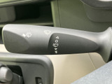 雨天時でもクリアな視界を確保できるワイパーレバー。操作も簡単で、運転に集中できます。様々な設定で、状況に応じた拭き取りが可能です。