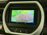 後退時の安全性を高めるリアカメラを搭載。狭い場所でもスムーズな駐車をサポートします。ガイドライン表示で、距離感がつかみやすく、より安全に駐車できます。