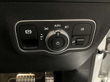 メルセデスのシートは少し硬めになっております。長時間の運転の際、適度な反発があることでお尻や腰の負担を減らす効果が御座います。