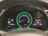 ハイブリット車専用のメーターです。中央のスピードメーターより左右のサブデスプレイで燃費や動力伝達などの情報が見れるようになっています。