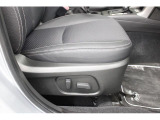 運転席パワーシート。シートリフター、前チルト、前後スライド、リクライニングの調整を電動化。最適なポジションを提供します。