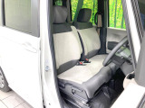 運転席まわりには十分なスペースがあり、大柄な方でもゆったり運転していただける環境です。