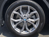 BMW純正19インチホイール。洗練されたデザインで、足元の個性を引き立てます。