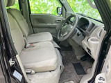 広々とした室内空間は、ドライバーにも快適な運転環境を提供します。シートの形状も工夫されており、長距離運転でも疲れにくいでしょう。