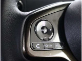 ステアリングスイッチ付き。前方から目を離すことなく操作することが可能です。