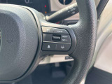 【クルーズコントロール】アクセル操作なしで一定速度を保つ機能。先行車との距離を自動調整する追従型が主流で、高速走行時の疲労を劇的に軽減します。長距離移動が多いお客様への商談では必須の快適装備です。