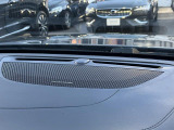 【harman kardon】ハーマンカードンのHi-Fiスペシャリストと共に、モデル別に開発・設計された専用チューニングが臨場感溢れる音響空間を実現しています。