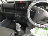 視野移動が少なく、運転に必要な機能をまとめ使いやすさのある運転席まわりです。