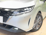 【LEDヘッドライト】悪天候や夜間走行時も良好な視界を確保し安心して運転できる高輝度LEDヘッドライトを装備!点灯速度が早く、消費電力も抑えられています。