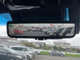 【デジタルインナーミラー(トヨタ)】車両後方カメラの映像をルームミラーに映すことが出来ます。 そのため、後席に人や荷物があって後方が見えづらい場合でもしっかり視界を確保することが出来ます。