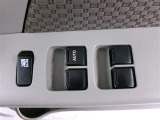 もちろん全席パワーウインドー付。運転席から操作できて便利です。