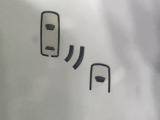 【ブラインドスポットモニター】走行中、ドアミラーの死角になりやすい箇所に後続車が接近するとサイドミラーのレンズに警告を表示!ドライバーに注意喚起をしてくれます。
