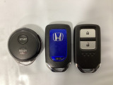 スマートキーを装備しています。鍵を差し込むことなくドアロックの開け閉めと、スタートボタン操作でのエンジンスタートができます。加えて、純正リモコンエンジンスターター用の操作キーもついています。