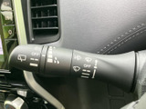 雨天時でもクリアな視界を確保。操作しやすいレバーで、快適な運転をサポートします。悪天候時にも安心です。