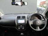 マーチの運転席廻りです。