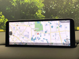 【10.25インチマツダコネクト】車内の雰囲気にマッチした大型ディスプレイ。スマホ接続でのナビ使用やBluetooth再生等、様々な機能が楽しめます。直感的なダイヤル操作が可能で、使い勝手も良好です。