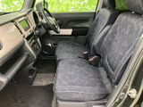 洗練されたデザインの室内空間。上質な素材が、快適なドライブを演出します。運転に集中できる、機能的なレイアウトです。