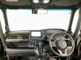 【前方視界】開放的な前方視界!運転がしやすく疲れにくいです♪窓が大きく、見通しがとっても良いおクルマですよ♪