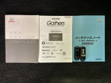 スマートキーは鍵をバッグに入れたままでもドアロックの開閉やエンジンのON・OFFができます。夜間や雨の日も鍵を探さなくて良いので便利です。