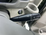 操作しやすい位置に配置されたウインカーレバー。スムーズな操作で安全運転をサポートします。直感的に操作できる設計です。
