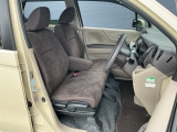 フロントシートです!!ベンチシートなので座席の移動もスムーズに出来ます!!足元も広く運転も楽ですよ!!