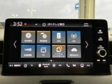 多彩な情報を一目で確認できるモニター。車両設定や各種機能をスムーズに操作でき、快適なドライブをサポートします。