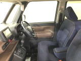 高いホールド性で運転姿勢が安定します。長距離ドライブでも疲れにくいのが魅力です。快適なドライビングライフをお送りください♪