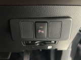 家族でクルマを運転する場合、擦ったりしないか心配ですね。コーナーセンサーも付いてますので、障害物が近づいたら、音で知らせてくれます。