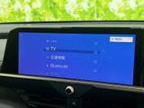 様々なソースに対応し、車内でのエンターテイメントを豊かにします。お好みの音楽やラジオをクリアな音質でお楽しみください。
