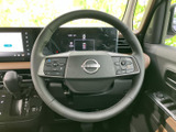握りやすいステアリングは、運転の楽しさを高めます。操作性にも優れ、スムーズなハンドリングを実現。快適なドライビング体験をサポート。