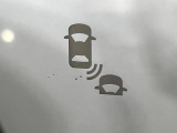 【ブラインドスポットインフォメーション】走行中、ドアミラーの死角になりやすい箇所に後続車が接近するとサイドミラー付近に警告を表示、ドライバーに注意喚起をしてくれます。