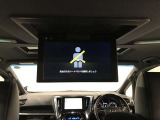 後席モニター装備!お出かけ時の渋滞時でもお子様や同乗者の方が退屈しません。ドライバーは運転に集中できます♪