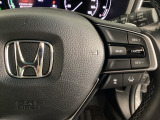ハンドルにHondaセンシング系のクルーズコントロールやレーンキープアシストなどの操作スイッチが装備されています。ハンドルから手を離さず安全に操作できます。