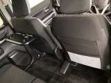 助手席側の前席背面には格納式のテーブルを装備。カップホルダー付き。運転席側の前席背面には、収納ポケットが付いています。