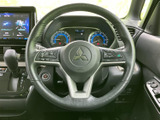 握りやすいステアリングは、長時間の運転でも疲れにくい設計です。操作性にも優れ、快適なドライビングをサポートします。