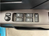 パワーウィンドウスイッチで運転席から全席の窓の開閉ができます♪