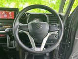 握りやすい形状のステアリングで、快適なドライビングを実現。操作性にも優れ、運転の楽しさを向上させます。