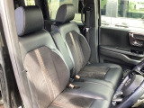 黒を基調とし、アクセントにシルバー加飾のオシャレな車内空間。