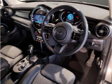 MINIの内装はとにかく『円』に拘ったデザインコンセプトが一目で伝わってきます。これほど円形に拘った車は他に御座いません。伝統のデザイン、トグルスイッチなど遊び心のある内装で御座います。