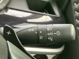操作しやすいウインカーレバーで、安全な車線変更や右左折をサポート。直感的に操作でき、スムーズな運転をサポートします。