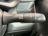 車外の明るさに応じでライトを点灯、消灯してくれるオートライト機能です☆お天気の良い昼間のトンネル走行などオートにしてると便利で安心です☆エンジン停止時にライトの消し忘れも無くなります☆
