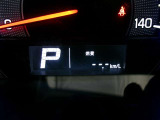 ディスプレイには、平均燃費、外気温、航続可能距離などの情報が表示されます。