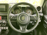 手に馴染みやすいステアリング。操作性も良く、運転の楽しさを高めます。オーディオやハンズフリー通話のスイッチも操作しやすい位置に配置されています。