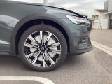 ボルボV60CC B5のパワー(250馬力 カタログ値)を四輪で地面に伝える19インチアルミホイールと、235/45R19のコンチネンタル製ラジアルタイヤ。高次元の走りと乗り心地を提供してくれます。