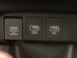 アクセサリーソケットはUSBのアダプターなどをつければ、スマホの充電にも使えます。横にはナビゲーション用の外部入力やスマートフォンなどの充電可能なUSB端子が1個づつついています。