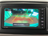 【バックカメラ】 駐車時に車両後方の様子を見ることができるので、運転の不安を軽くします。