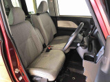 運転席の座面高さを調整できるシートリフターが付いています。フロントシートはベンチシートを採用で、座面も広く使い勝手もいいですよ♪